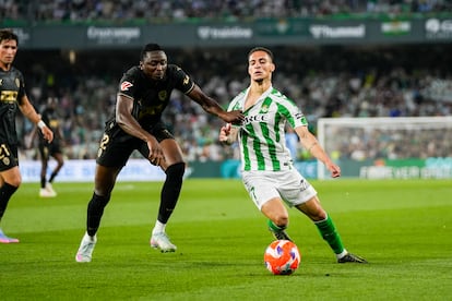 Antony, autor del gol del Betis, se intenta marchar de Sadiq.