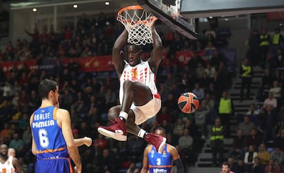 Michael Ojo hace un mate ante Alberto Abalde.