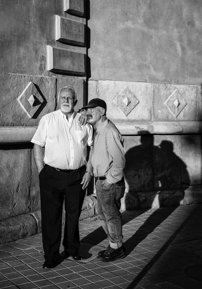 A la caída de la tarde, Manuel Lozano (izquierda) y Rodrigo Muñoz posaron así para el fotógrafo en una calle de Granada. Casi una reedición de la escultura que el segundo dedicó al primero entre 1978 y 1983.