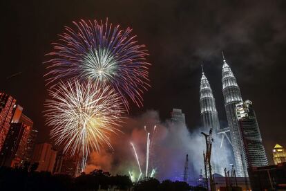 Fuegos artificiales dan la bienvenida al Año Nuevo frente a las torres Petronas en Kuala Lumpur.