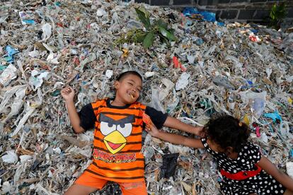 Después de que China cerrase sus puertas a la basura extranjera, Indonesia endureció las normas de importación y las inspecciones aduaneras, enviando cientos de toneladas de residuos extranjeros a sus países de origen. En la imagen, dos niños juegan sobre una montaña de escombros, en Mojokerto, Java, Indonesia.