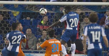 Caicedo marca uno de sus goles al Valencia.