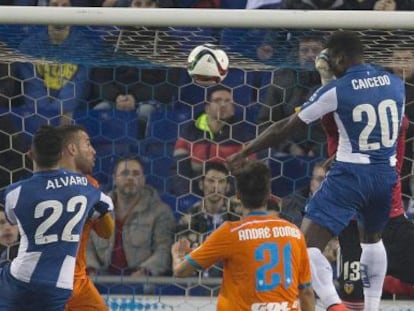 Caicedo marca uno de sus goles al Valencia.