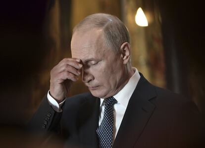 Vladimir Putin se santifica en la Catedral de Anunciación tras la inauguración en el Kremlin.  