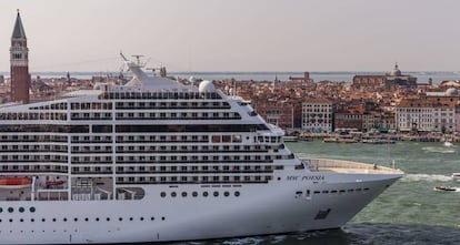 Navio entrando em Veneza