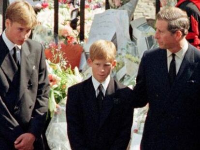 Carlos de Inglaterra, junto a sus hijos los Guillermo y Enrique, en el entierro de Diana de Gales.