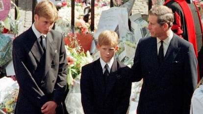 Carlos de Inglaterra, junto a sus hijos los Guillermo y Enrique, en el entierro de Diana de Gales.
