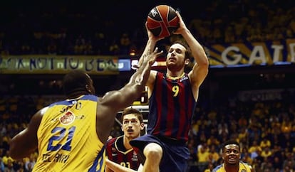 Marcelinho lanza a canasta en un partido Maccabi-Bar&ccedil;a.