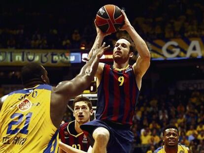 Marcelinho lanza a canasta en un partido Maccabi-Bar&ccedil;a.