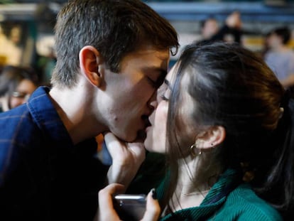 Una pareja se besa en Nochevieja.