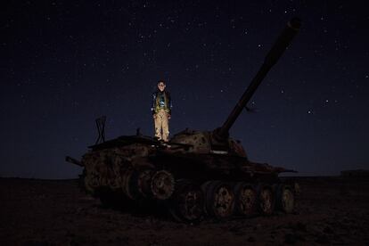 Hamdi Jaafar Mohammed. Tiene 46 años. Soldado del Frente Polisario. La foto está tomada en Tifariti, sobre los restos de armamento, que abundan de los tiempos de la guerra, que duró hasta el alto el fuego de 1991. Recuerda la huida desde el Oeste hasta Argelia, las muchas personas que murieron en el camino, cómo se ayudaban unos a otros. Se unió al Polisario a finales de 1981.