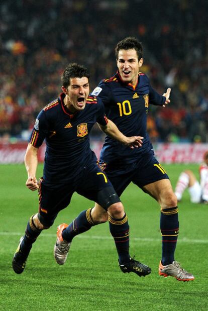 David Villa, a la izquierda, y Cesc celebran el gol de España.