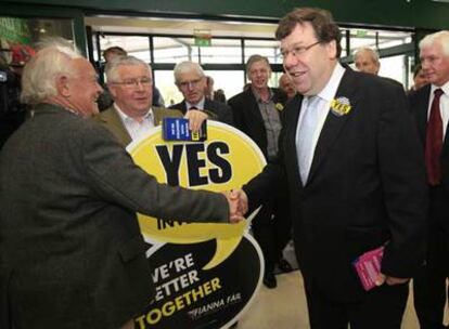 El primer ministro irlandés, Brian Cowen (derecha), hace campaña por el <i>sí</i> al Tratado de Lisboa.