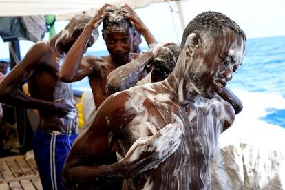 Migrantes dándose un baño en la popa del buque, el 7 de agosto.