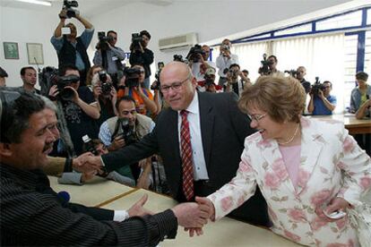 El primer ministro y candidato a presidente, Mehmet Ali Talat, momentos antes de votar en Kyrenia con su esposa.