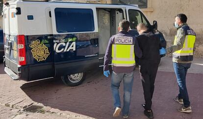 Dos agentes acompañan al detenido por la agresión a un furgón policial.