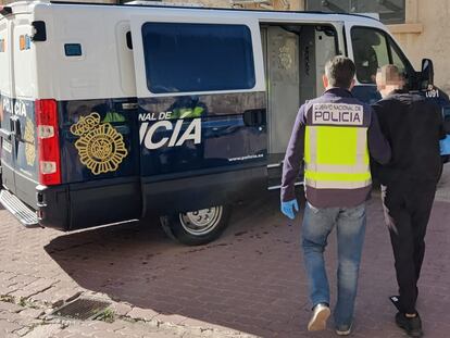 Dos agentes acompañan al detenido por la agresión a un furgón policial.