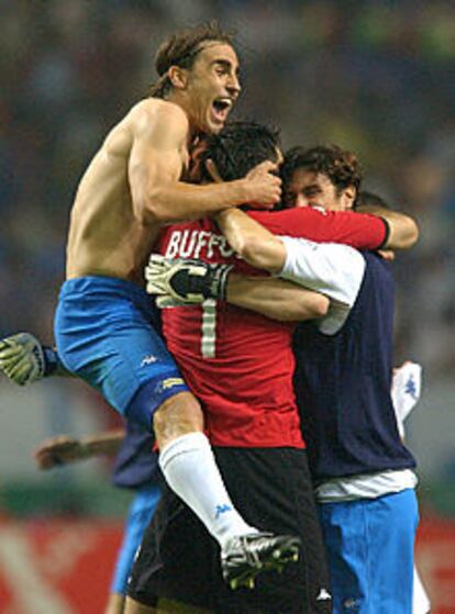 Los jugadores italianos se abrazan para celebrar su pase a los octavos de final.