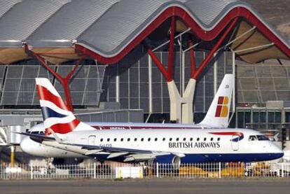 Aviones de Iberia y de British Airways, en la T-4 del aeropuerto de Barajas (Madrid).