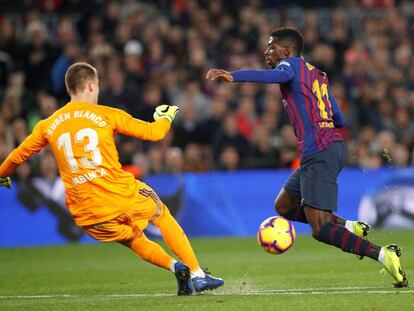 Dembélé, ante el portero del Celta, Rubén Blanco.