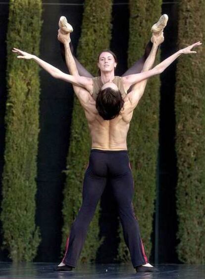 Elisabet Ros hace la cruz en el ensayo de <i>Le croissant et la croix.</i>