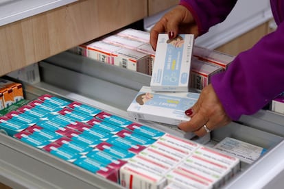 Una farmacéutica muestra unos autotest de antígenos en Valencia.