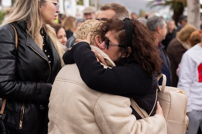 Dos mujeres se abrazaban este domingo tras el minuto de silencio en la concentracin espontnea de vecinos de Benalmdena por el asesinato de Catalina.