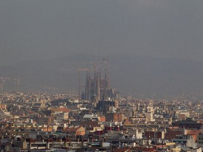 La boina de contaminación recubre Barcelona