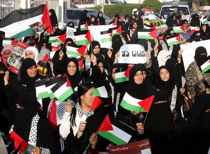 En Bahrein las mujeres también han salido a manifestarse contra los ataques de Israel haciendo ondear banderas palestinas.