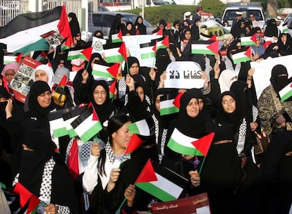 En Bahrein las mujeres también han salido a manifestarse contra los ataques de Israel haciendo ondear banderas palestinas.