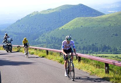 Tadej Pogacar trata de escaparse de Jonas Vingegaard durante la novena etapa del Tour de Francia.