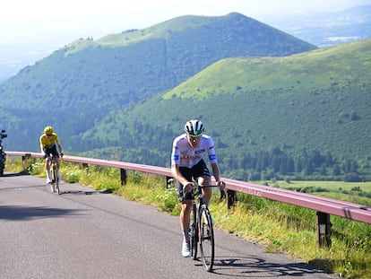 Tadej Pogacar trata de escaparse de Jonas Vingegaard durante la novena etapa del Tour de Francia.