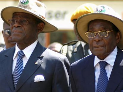 El presidente ecuatoguineano, Teodoro Obiang (izquierda), junto a su hom&oacute;logo zimbabuense, Robert Mugabe, en una feria en Harare en 2007.