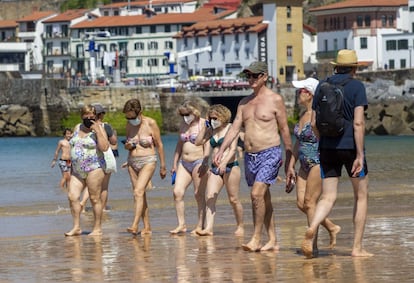 Varios bañistas es la playa de La Concha de San Sebastián, este sábado.