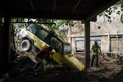 Este martes, habitantes de Las Tejerías usan palas para sacar el lodo de su casa, luego de las inundaciones de este fin de semana.