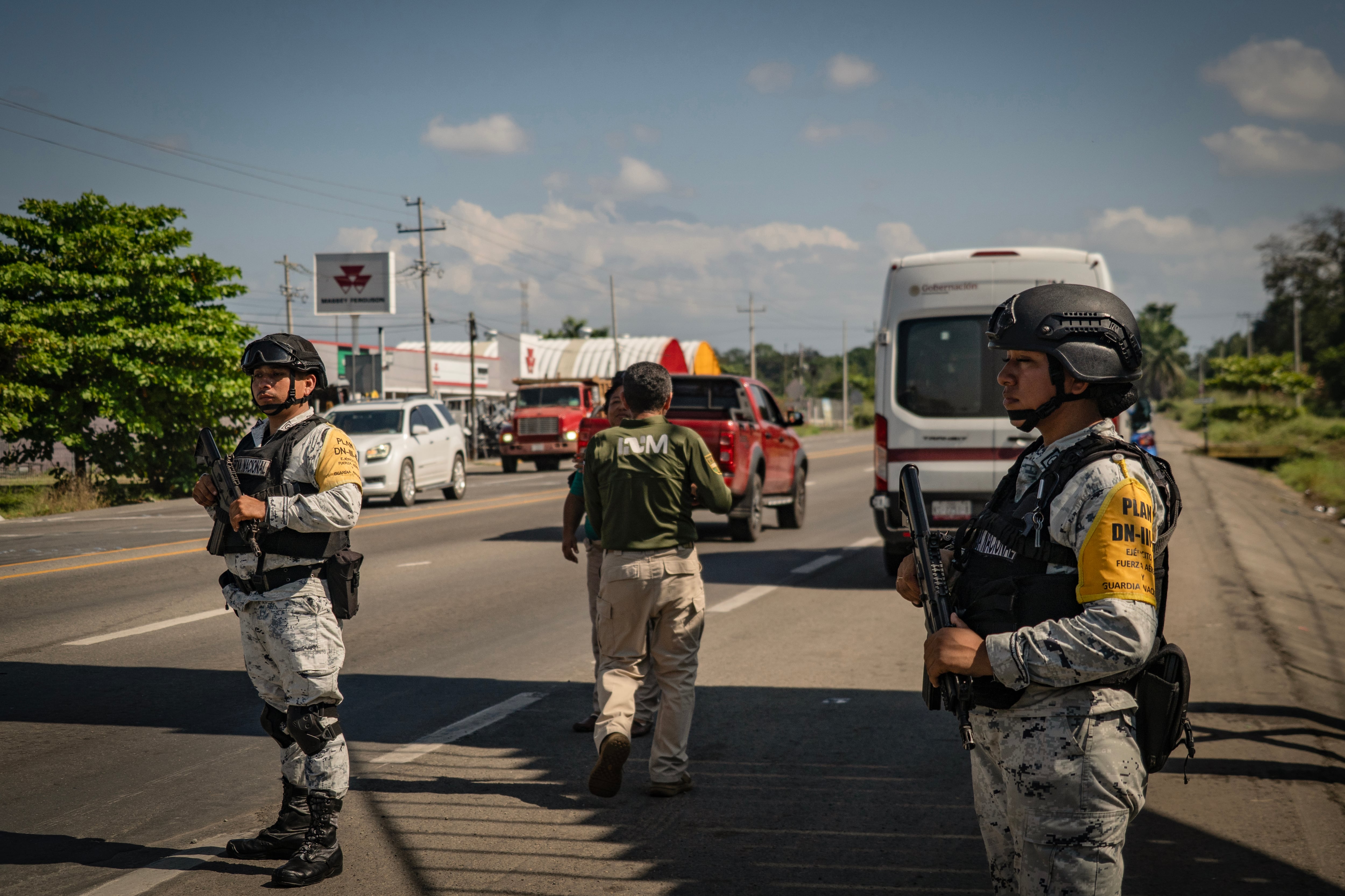 Elementos de la Guardia Nacional realizan un operativo en compañía con el Instituto Nacional de  Migración en Chiapas.