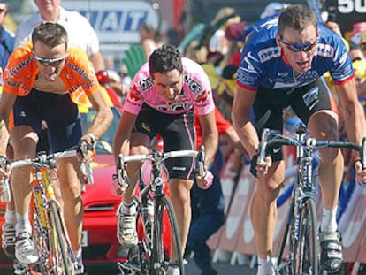 De izquierda a derecha, Haimar Zubeldia, Joseba Beloki y Lance Armstrong disputan un <i>sprint</i> en el Tour 2003.