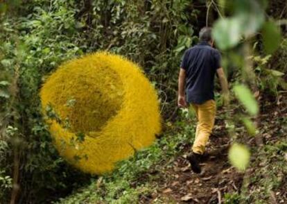 Ricardo Cárdenas camina junto a su obra 'Nido'.