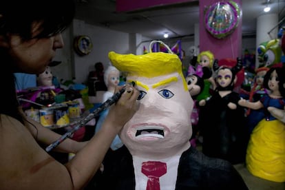 Una mujer hace una pi&ntilde;ata de Trump en M&eacute;xico.