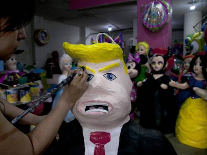 Una mujer hace una pi&ntilde;ata de Trump en M&eacute;xico.