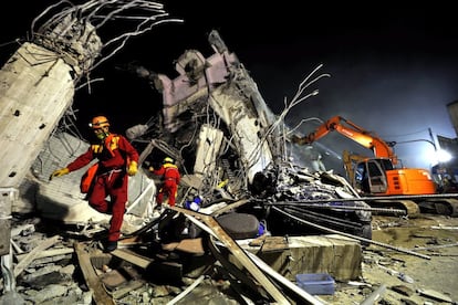 Según CNA, muchos residentes del sur y centro de Taiwán declararon que los movimientos les recordaron el terremoto del 21 de septiembre de 1999, de magnitud 7.3 y que dejó más de 2.400 muertos en la zona. En la imagen, equipos de rescate buscan supervivientes entre los escombros en un edificio derrumbado en Tainan (Taiwán).