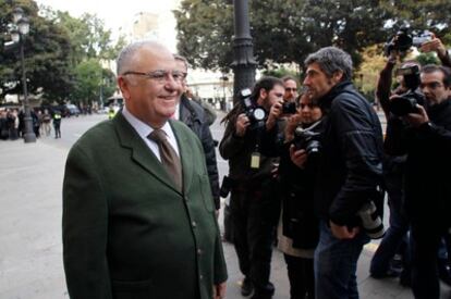 El presidente de las Cortes Valencianas, Juan Cotino, se ha brindado a llevar a Camps en su coche al TSJ.