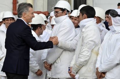 Mauricio Macri saluda a los trabajadores de la empresa Cresta Roja.