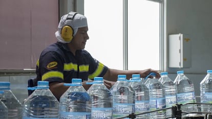 Línea de envasado del agua mineral Tesalia, parte de la cartera de marcas de la firma ecuatoriana que lleva su nombre.