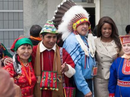 Fotografía cedida por la ONU de representantes de varios grupos indígenas tomándose una foto frente al edificio de las Naciones Unidas en Nueva York.