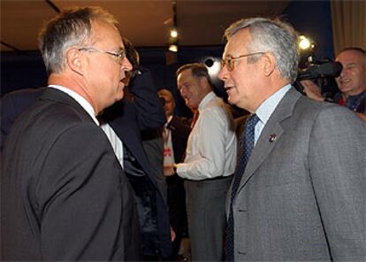 El ministro alemán de Economía, Hans Eichel (izquierda) y su homólogo italiano, Giulio Tremonti , ayer en la reunión del Ecofin.