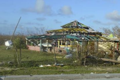 Una vivienda dañada en Barbuda tras el paso del huracán Irma.