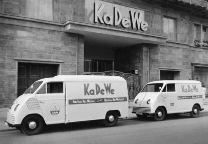 Furgonetas de KaDeWe aparcadas en las puertas de los grandes almacenes en 1951.