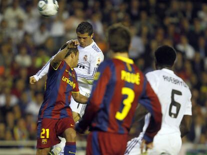 Cristiano se eleva sobre Adriano para marcar de cabeza el gol del triunfo del Madrid.