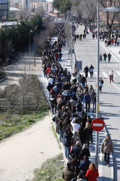 Los ecuatorianos residentes en Madrid acuden a votar en la nave Boetticher en Villaverde.